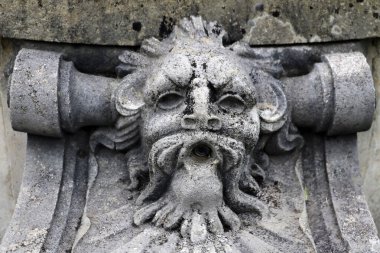 Eski küçük bir çeşme manzarası, seçici odak.