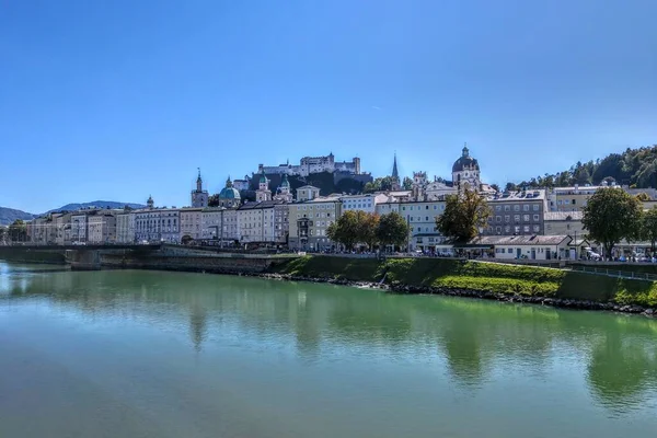 Salzach Nehri, Salzburg 'u iki bölgeye ayırır: Orta Çağ' da ve Barok döneminde inşa edilmiş binalarıyla ünlü olan sol yakadaki eski yaya kasabası ve New Town 'un sağ yakası.. — Stok fotoğraf