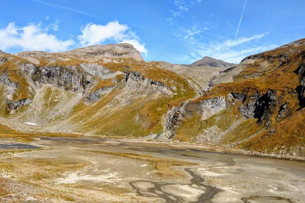 Prachtige alpenbergen, Oostenrijk. Frisse schone lucht, natuur achtergrond. Op de top van de bergen ligt het hele jaar door sneeuw. Onscherp. Schilderachtige plaatsen om te ontspannen en de bergen te beklimmen. — Stockfoto