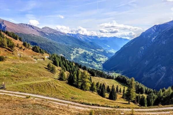 Gyönyörű alpesi hegyek, Ausztria. Friss tiszta levegő, természet háttér. A hegyek tetején egész évben hó hever. Szelektív fókusz. Hegyi festői út, fókuszálatlan. — Stock Fotó