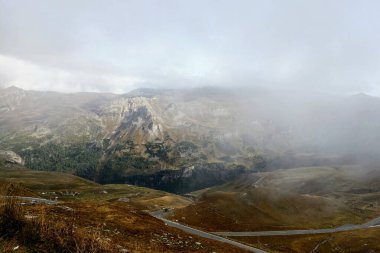 Avusturya 'nın güzel dağları. Temiz hava, doğa geçmişi. Dağların tepesinde bütün yıl boyunca kar uzanır. Odaklanamıyorum. Dağ manzaralı yol.