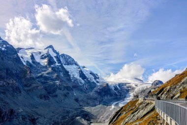 Avusturya 'nın güzel dağları. Temiz hava, doğa geçmişi. Dağların tepesinde bütün yıl boyunca kar uzanır. Seçici odaklanma. Dağ manzaralı yol, bulanık.