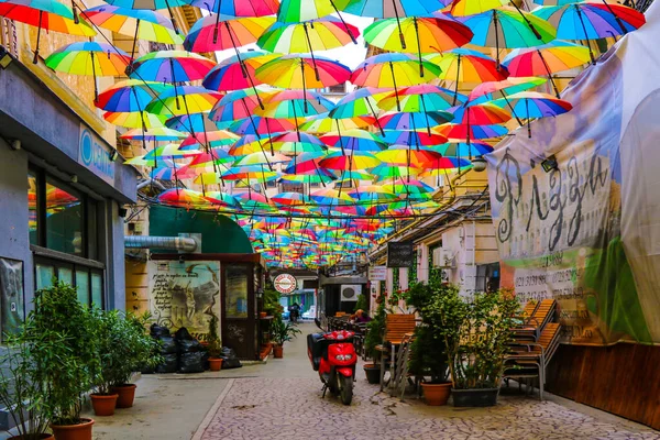 Bükreş, Romanya, 18 Mayıs 2019: Bükreş 'te bir sokakta renkli şemsiyeli kafe.