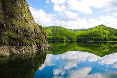 Güzel dağ manzarası ve yeşil tepeler. Göldeki tepelerin yansıması.