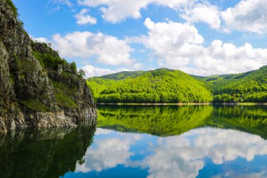 Güzel dağ manzarası ve yeşil tepeler. Göldeki tepelerin yansıması.