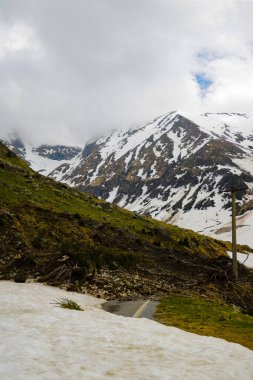 Dağ yolu karla ve ağaçlarla doluydu. Bir kar çığının yaklaşması gibi. Yolu temizliyorum..