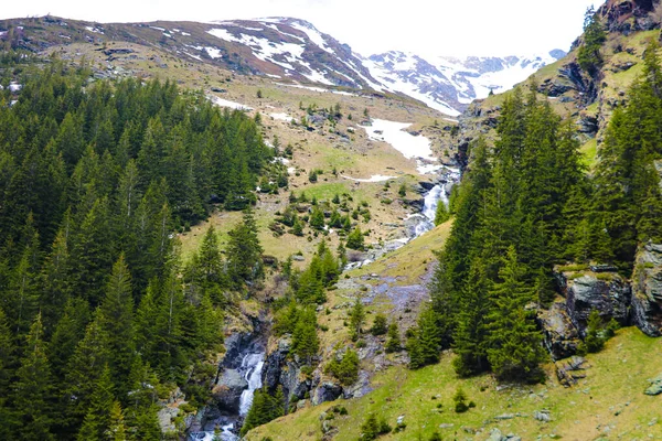 在高山高处的空中摄影。 山区道路景观，选定重点. — 图库照片