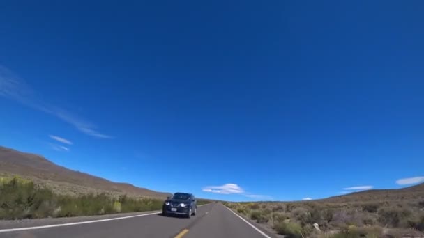 Körning på väg 395, nära monosjö och vinrankor, i Kalifornien, USA. — Stockvideo