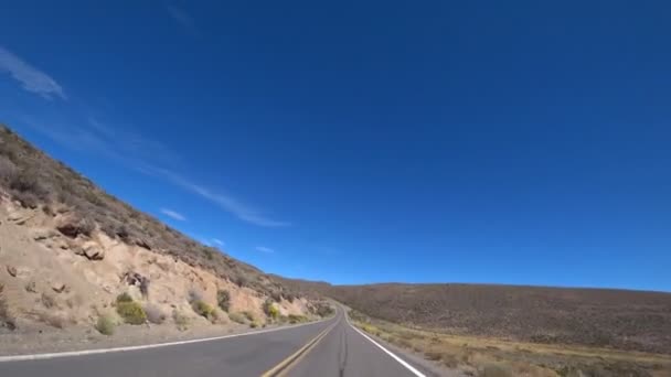 Hermosas carreteras americanas. El coche se mueve por carreteras planas en un día soleado. Viaje en auto . — Vídeo de stock
