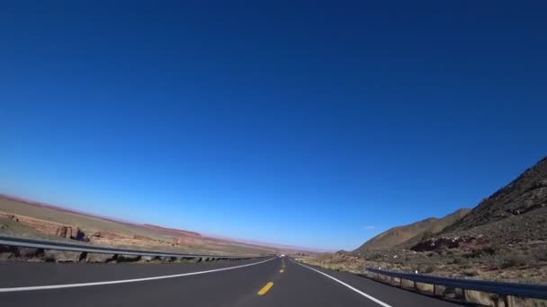 アリゾナ州の道路を運転しながら車からの美しい景色。レンタカー旅行. — ストック動画