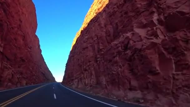 La voiture descend une route californienne. Vue imprenable. Road trip . — Video