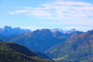 İtalya 'daki güzel Dolomitler. Mavi gökyüzü açık. Dağlar, güneş ışınlarıyla aydınlatılır. Temiz hava. Seçici odak