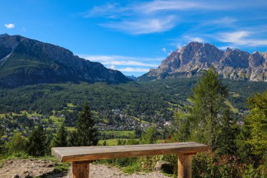 Dolomiti manzaralı ahşap bank. Seçici odak