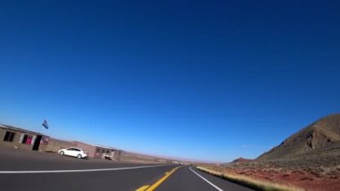 Arabanın penceresinin dışındaki çöl manzarası. Düz Kaliforniya yolu. Ölüm Vadisi California. Parlak güneşli bir gün.
