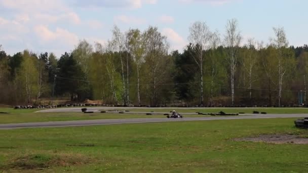 Spaß Für Die Fahrer Ein Rennfahrer Auf Karts Extremsport — Stockvideo