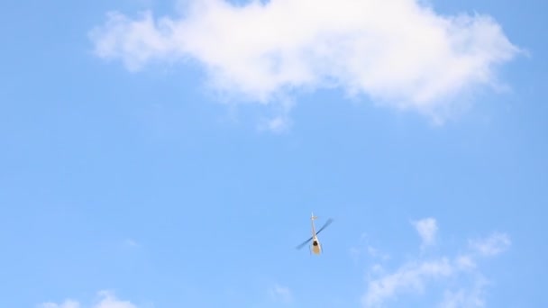 Över Flygningen Helikopter Bakgrund Ljus Himmel — Stockvideo