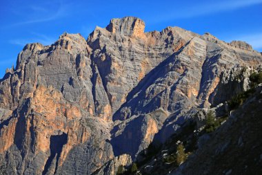 Dolomitlerdeki büyük uçurumlar. İtalya