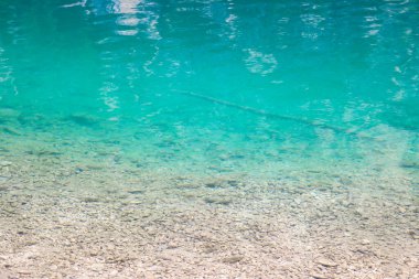Güzel, berrak, berrak su dağlarda bir gölde ya da nehirde