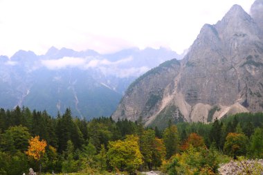 Dağlarda turistler tarafından yapılmış taş kule.