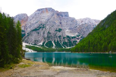 Dolomiti Dağları 'ndaki Lago di Braies Gölü, İtalya