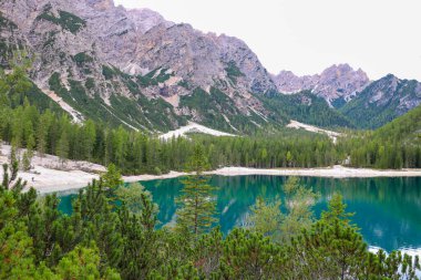 Dolomiti Dağları 'ndaki Lago di Braies Gölü, İtalya
