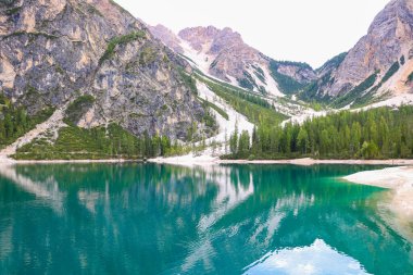 Lago di Braies 'in manzarası. Dolomitler dağları, İtalya, Avrupa