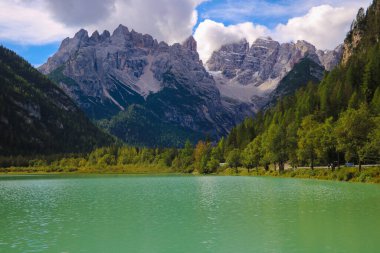 Dağların tepesinde güzel bir göl. Doğa