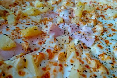 Jambonlu ve ananaslı lezzetli pizza..