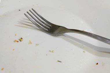 Yemekten sonra kirli tabakları çatalla. Seçici odak.