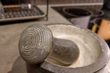 Yemekleri yakın plan doğramak için havan topu. Seçici odak.