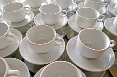Kahve ya da çay için temiz beyaz bardaklar. Geçmişi. Seçici odak.