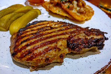 Tabakta lezzetli bir biftek. Seçici odak