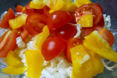 Domates salatası, lahana, biber seçici odak