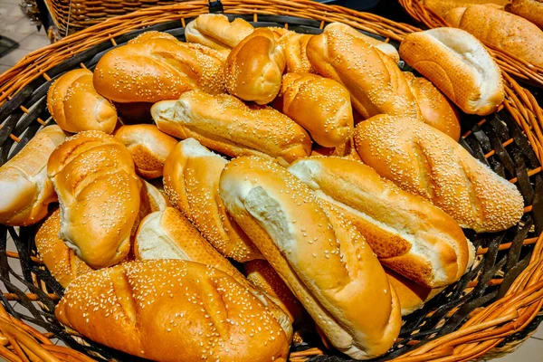 Lekkere Verse Broodjes Een Mandje Bij Een Supermarkt — Stockfoto