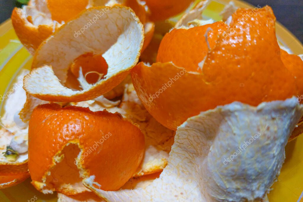 La piel de las mandarinas sobre la plancha el primer plano 2023