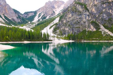 Dolomiti Dağları 'ndaki Lago di Braies Gölü, İtalya