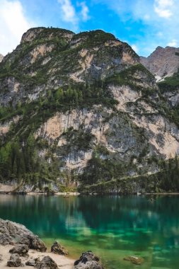 Lago di Braies 'in manzarası. Dolomitler dağları, İtalya, Avrupa