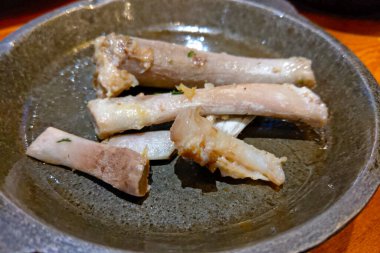 Tabaktaki kaburga kemiklerinin kalıntıları. Lezzetli yemek.