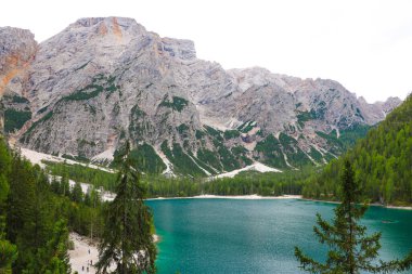 Dolomiti Dağları 'ndaki Lago di Braies Gölü, İtalya