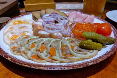 Soğuk meze et ve soslar tabakta