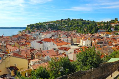 Slovenya 'nın Piran kentindeki kırmızı kiremitli ve deniz manzaralı evler