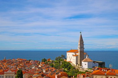 Slovenya 'nın Piran kentindeki kırmızı kiremitli ve deniz manzaralı evler