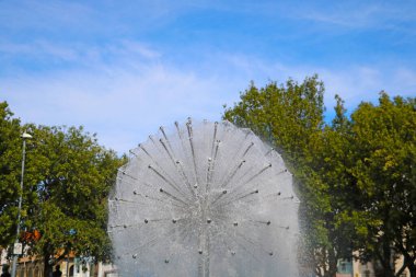 Şehirde küçük güzel bir çeşme manzarası