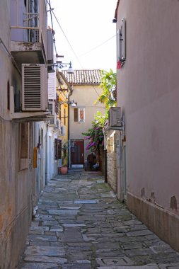Slovenya 'nın Koper kentinde dar karanlık cadde