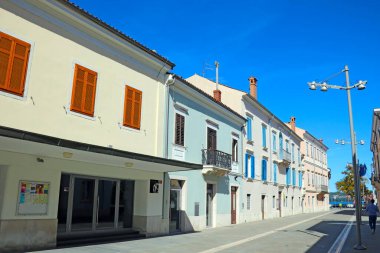 Koper, Slovenya, 26 Eylül 2019: Limana giden yolda küçük parlak evler
