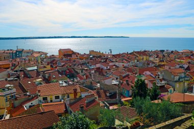 Piran 'da kırmızı çatıları olan küçük renkli evlerin üst manzarası