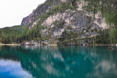 Dolomiti Dağları 'ndaki Lago di Braies Gölü, İtalya
