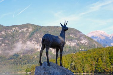 Bohinj Gölü Altın Boynuzlu Chamois heykeli