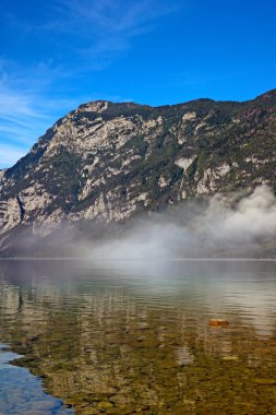 Slovenya 'da Bohinj Gölü, doğada güzellik. Slovenya 'nın Triglav ulusal parkındaki Bohinj Gölü' nde renkli bir yaz