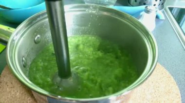 El blenderi kullanarak ev yapımı yeşil brokoli kremalı çorba tarifi..